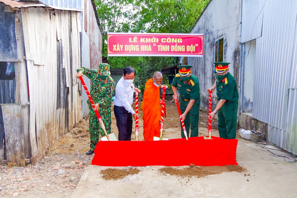 Quân dân Cần Thơ mừng Chôl Chnăm Thmây Ban tổ chức Tết Quân Dân mừng Chôl Chnăm Thmây 2022 khởi công xây dựng nhà Tình đồng đội.
