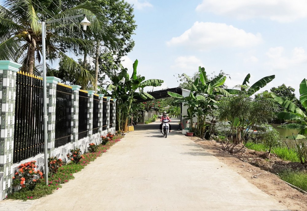 Nhiều tuyến đường ở khu vực Phú Hưng được nâng cấp; có hệ thống chiếu sáng bảo đảm an toàn cho người dân khi tham gia giao thông.