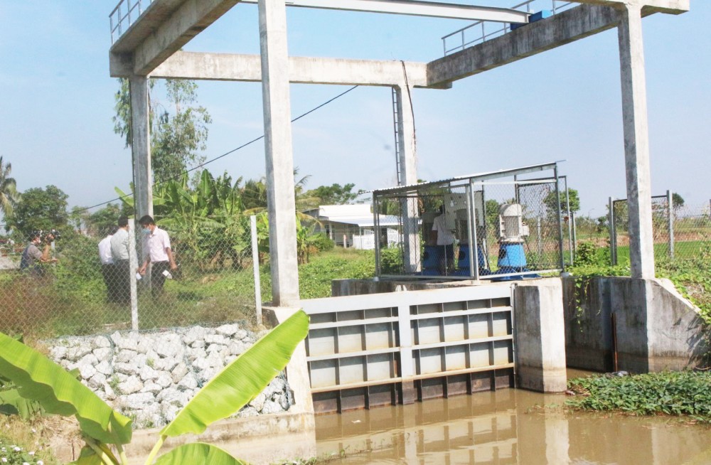 Trạm bơm điện, cung cấp nước ngọt phục vụ sản xuất nông nghiệp trên địa bàn huyện Vĩnh Thạnh (TP Cần Thơ) được kiểm tra và hoạt động thường xuyên trong mùa khô hạn 2022.