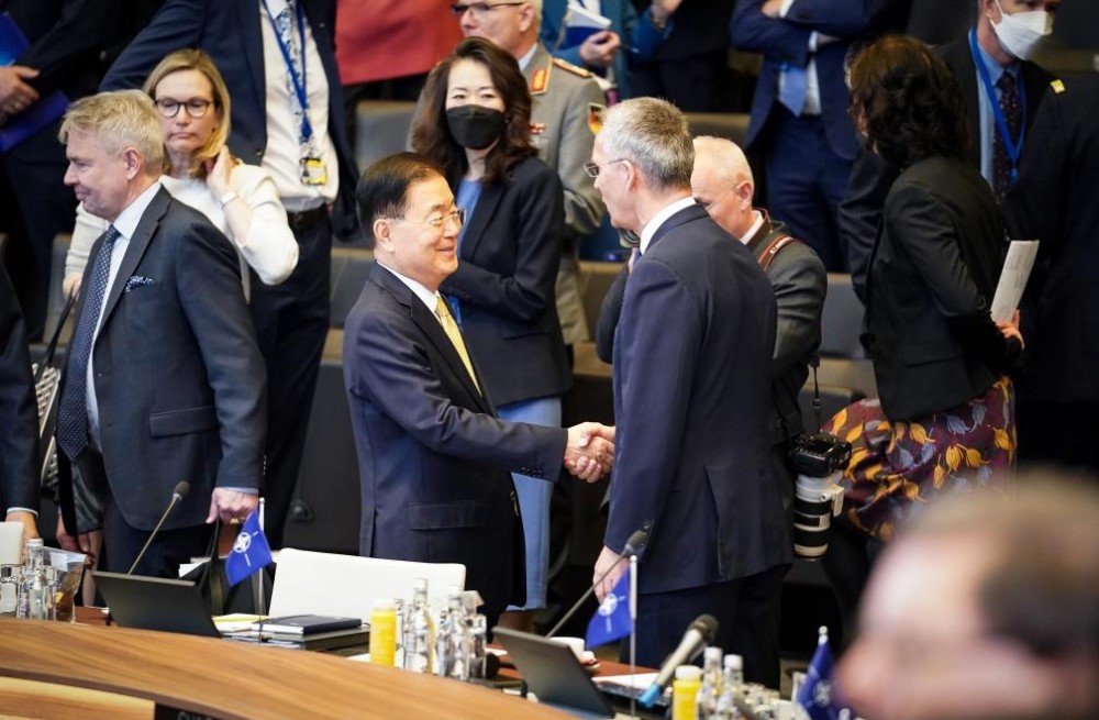 Ngoại trưởng Hàn Quốc Chung Eui-yong (giữa) lần đầu tham dự cuộc họp của NATO. Ảnh: Yonhap