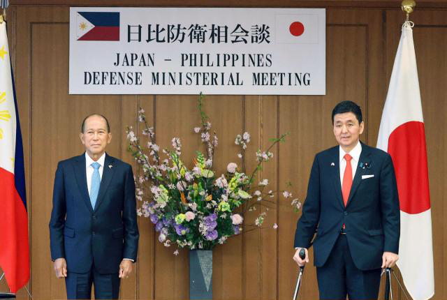 Bộ trưởng Quốc  phòng Nhật Kishi (phải) và người đồng cấp Philippines Lorenzana.