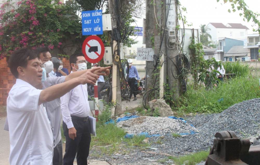 Ông Nguyễn Ngọc Hè, Phó Chủ tịch UBND TP Cần Thơ, cùng đại diện sở, ngành chức năng kiểm tra thực tế công trình xây dựng kè chống sạt lở, chống xâm nhập mặn, ứng phó BĐKH khu vực rạch Cái Sơn.