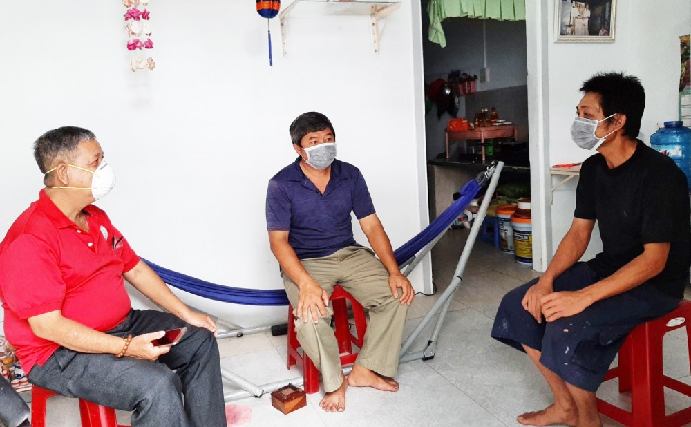 Cán bộ Hội Chữ thập đỏ phường Cái Khế (bên trái) thăm hỏi đời sống người dân có hoàn cảnh khó khăn.