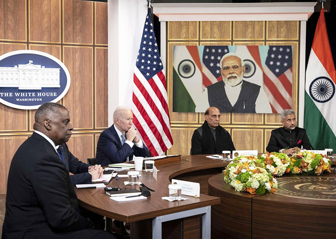 Tổng thống Mỹ Biden (giữa) trong cuộc họp trực tuyến với Thủ tướng Ấn Độ Modi. Ảnh: Getty Images