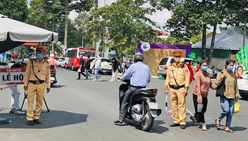 Đảm bảo an ninh trật tự, trật tự an toàn giao thông tại các sự kiện lớn Cảnh sát giao thông - Trật tự Công an quận Bình Thủy phân luồng, hướng dẫn người tham gia giao thông trên đường Đặng Văn Dầy đậu, đỗ xe đúng nơi quy định.