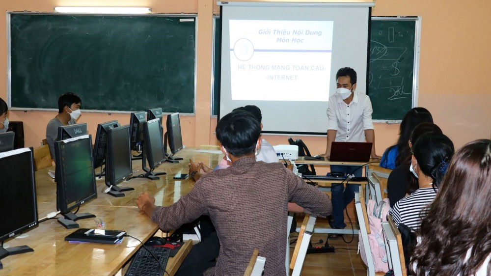 Đào tạo nguồn nhân lực, kỹ năng số là một trong những nhiệm vụ trọng tâm của quá trình CĐS mà TP Cần Thơ đề ra. Trong ảnh: Học viên tham gia khóa học Quản trị mạng máy tính tại Trường Trung cấp Hồng Hà TP Cần Thơ.