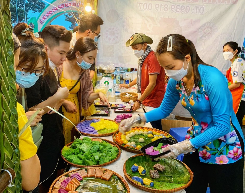 Du khách tham quan các gian hàng bánh tại Lễ hội BDGNB.