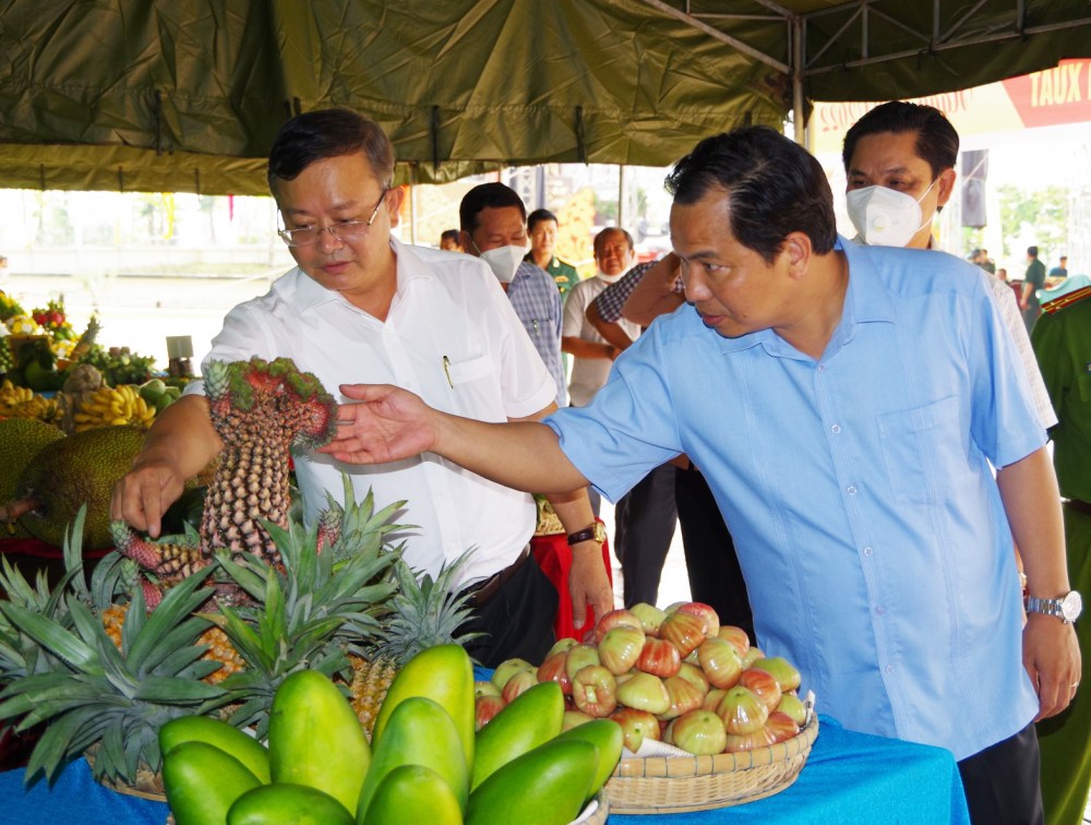 Đồng chí Lê Quang Mạnh tham quan các loại trái cây trưng bày trong Tết Quân Dân mừng Chôl Chnăm Thmây năm 2022.