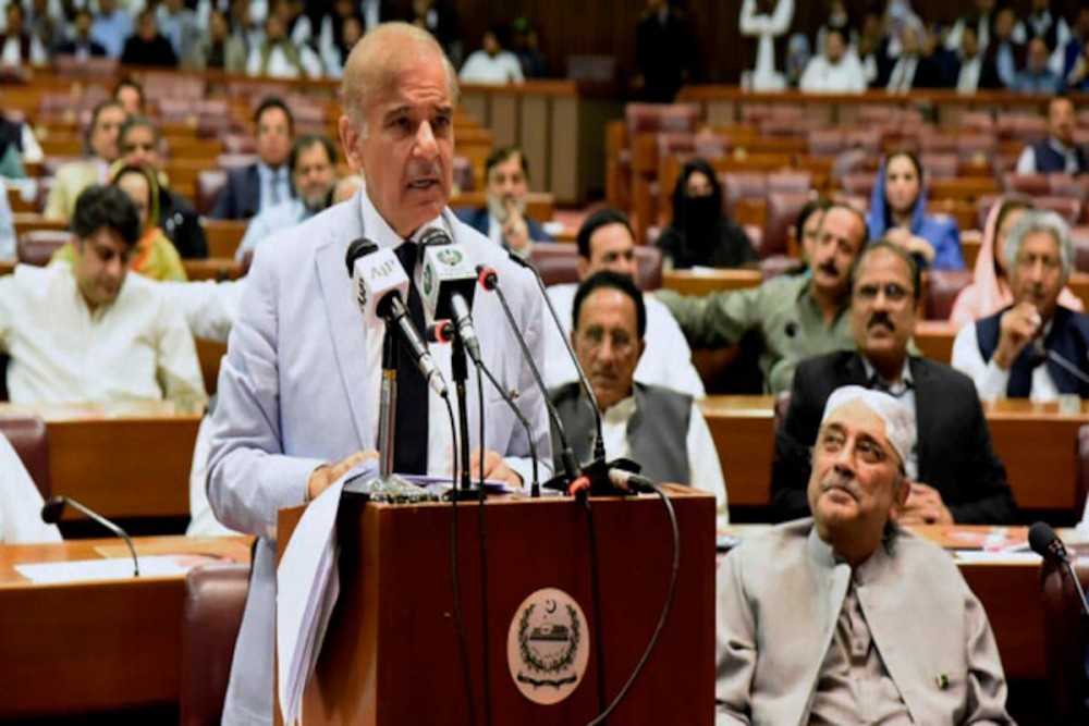 Ông Shehbaz Sharif phát biểu tại Quốc hội Pakistan ngày 11-4. Ảnh: AP