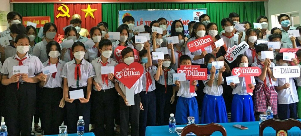 Trẻ em mồ côi, trẻ em nghèo huyện Vĩnh Thạnh phấn khởi nhận học bổng và chụp ảnh lưu niệm với các đại biểu.
