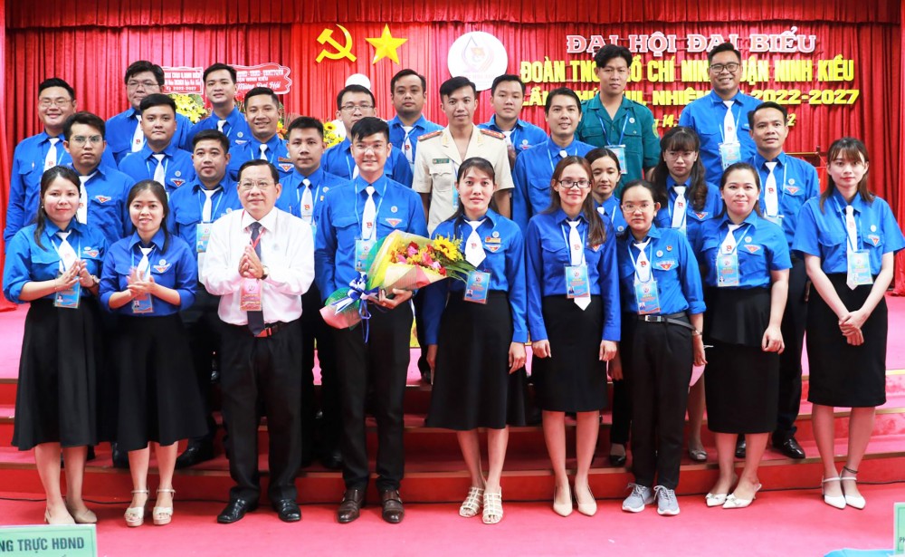 Lãnh đạo Quận ủy Ninh Kiều tặng hoa chúc mừng Ban Chấp hành Đoàn TNCS Hồ Chí Minh quận nhiệm kỳ 2022-2027.