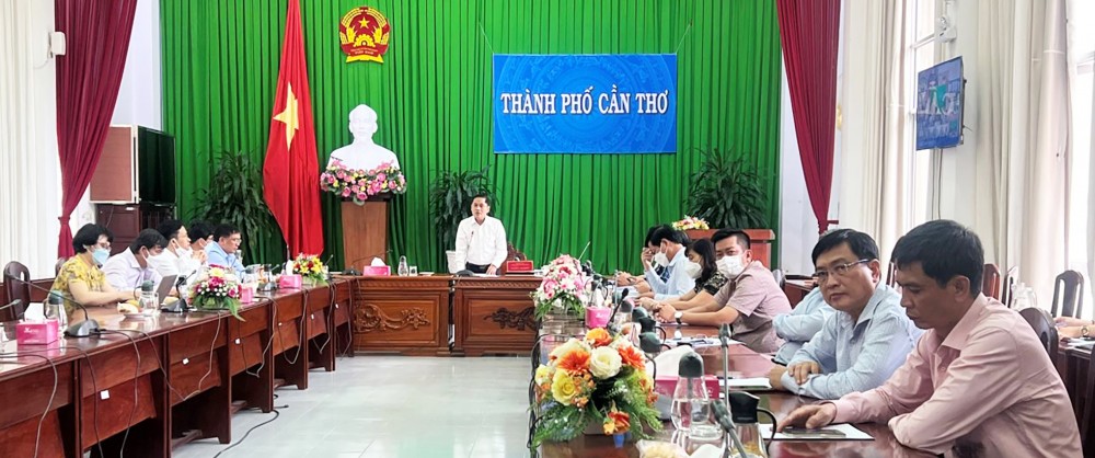 Phó Chủ tịch UBND TP Cần Thơ Nguyễn Văn Hồng phát biểu, đề xuất phát triển các dự án điện, tại hội nghị.