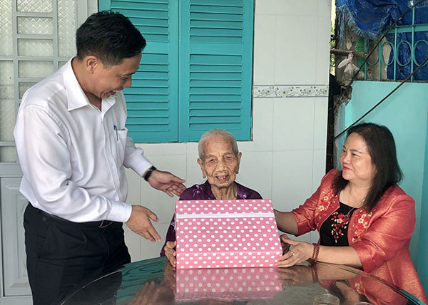 Lãnh đạo UBND thành phố thăm, tặng quà Mẹ Việt Nam Anh hùng