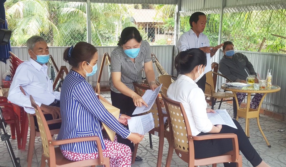 BHXH huyện Thới Lai tuyên truyền chính sách BHXH tự nguyện đến các đại lý thu và người dân trên địa bàn.