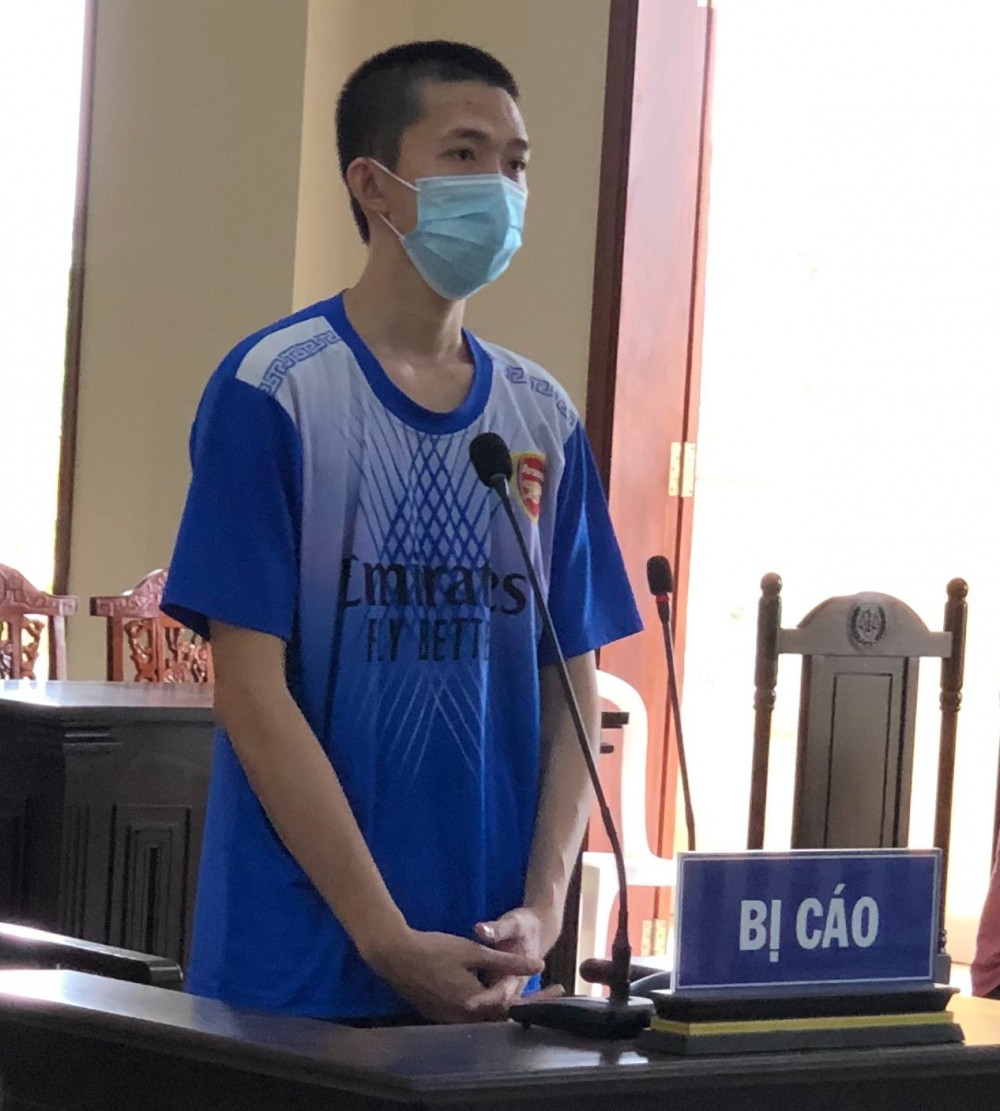 Trương Công Hữu nghe tòa tuyên án. Ảnh: KIỀU CHINH