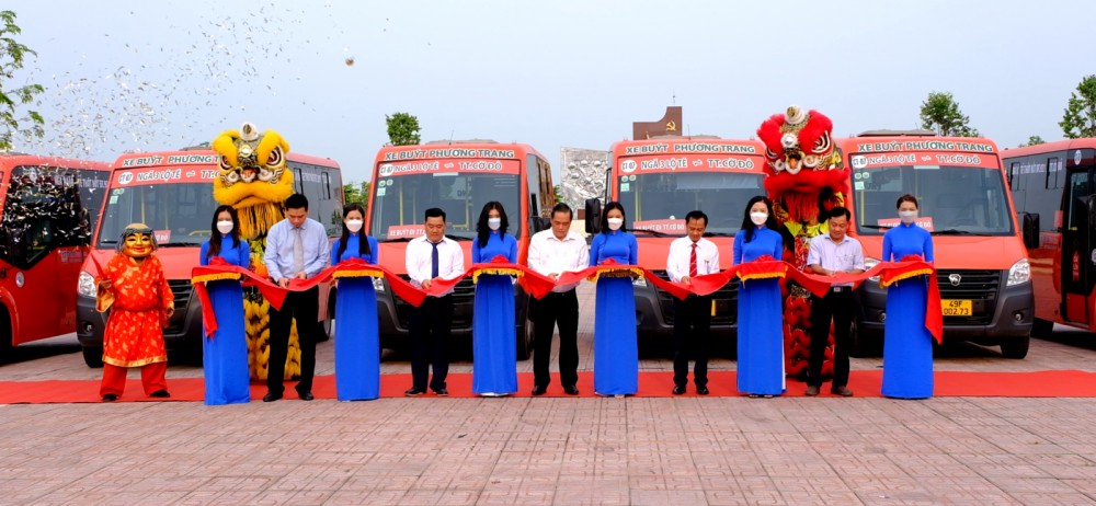 Tăng khả năng tiếp cận, kết nối xe buýt chất lượng cao Các đại biểu thực hiện nghi thức cắt băng khai trương tuyến xe buýt số 07: Ngã ba Lộ Tẻ (Thốt Nốt) - thị trấn Cờ Đỏ.