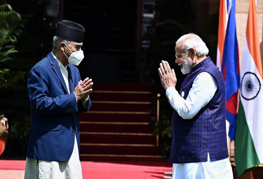 Thủ tướng Nepal Sher Bahadur Deuba (trái) và người đồng cấp Ấn Độ Narendra Modi trong cuộc gặp hôm 2-4. Ảnh: MEA