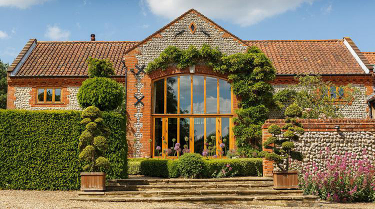 Khách sạn Heartbreak nhìn từ bên ngoài.