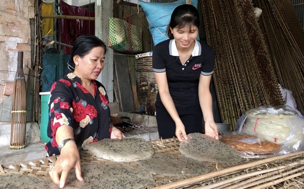 Làm chủ đời mình Chị Thanh Cảnh (bên trái) phát triển nghề làm bánh tráng khá thành công, giúp chị tự tin, có cuộc sống ổn định.
