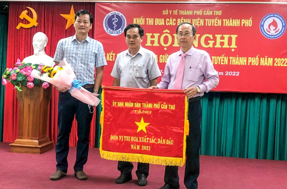 Các bệnh viện tuyến thành phố ký kết giao ước thi đua Thừa ủy quyền Chủ tịch UBND thành phố, bác sĩ Cao Hoàng Anh, Phó Giám đốc Sở Y tế (giữa) trao Cờ thi đua đơn vị dẫn đầu cho lãnh đạo BV Huyết học - Truyền máu TP Cần Thơ.