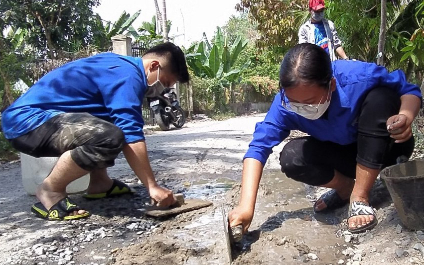 Đoàn viên Trường Đại học Kỹ thuật - Công nghệ Cần Thơ hỗ trợ sửa chữa đường giao thông ở phường Trường Lạc, quận Ô Môn. Ảnh: CTV