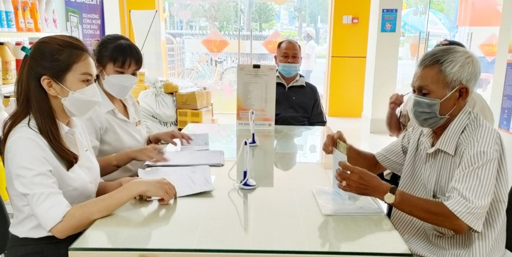Nhân viên Bưu điện trung tâm Ninh Kiều chi trả trợ cấp cho người dân. Ảnh: CTV