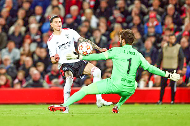 Nunez (trái) ghi bàn vào lưới Liverpool ở trận lượt về tứ kết Champions League vừa rồi. Ảnh: Mirror