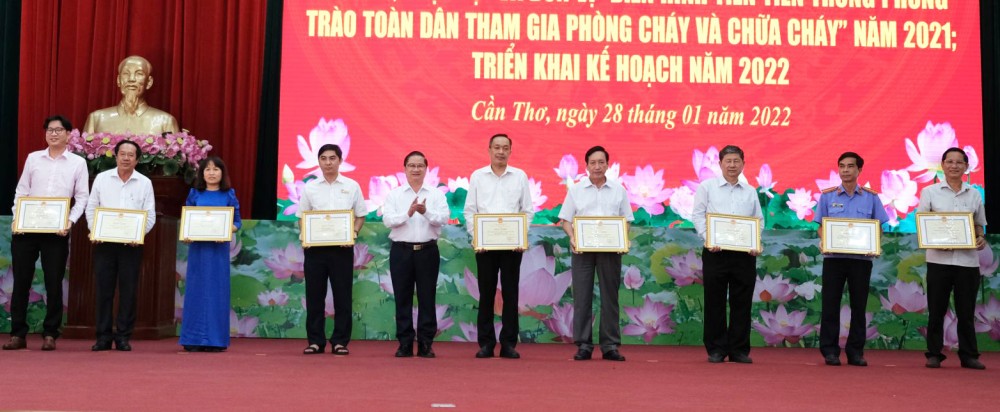 Ông Trần Việt Trường, Chủ tịch UBND TP Cần Thơ tặng bằng khen UBND TP cho các đơn vị có thành tích trong phong trào Toàn dân bảo vệ an ninh Tổ quốc năm 2021.