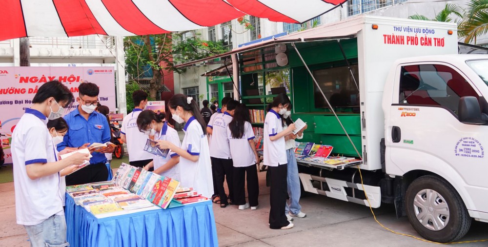 Sinh viên Trường Đại học Kỹ thuật - Công nghệ Cần Thơ đọc sách tại hoạt động chào mừng Ngày Sách và Văn hóa đọc Việt Nam (21-4).