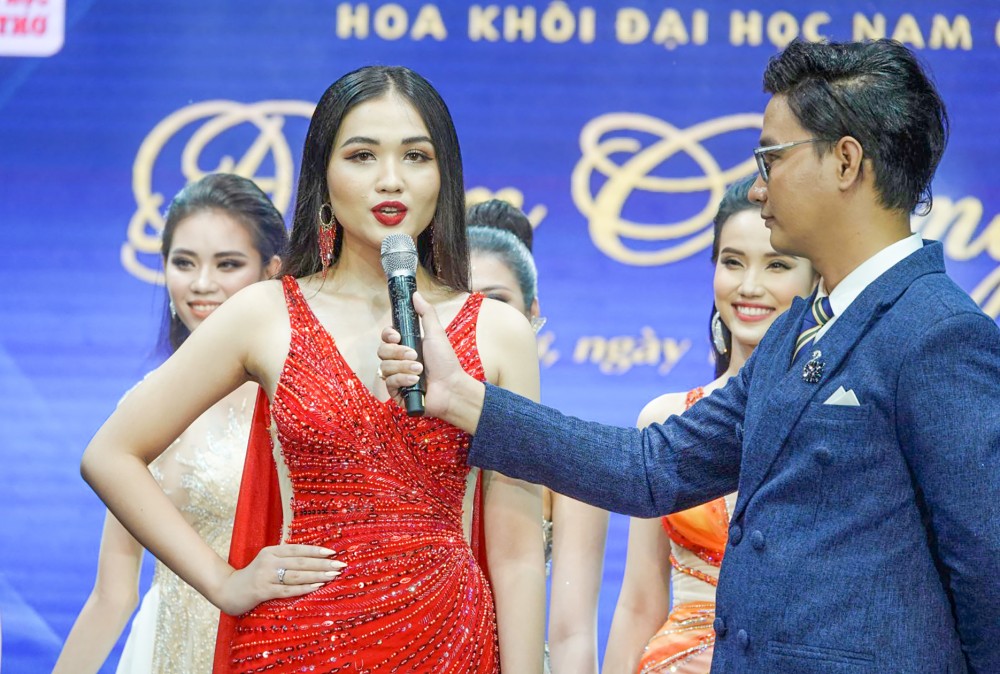 Miss DNC 2022 - Nguyễn Thị Thu Ngân với phần thi trả lời ứng xử tự tin, ấn tượng.