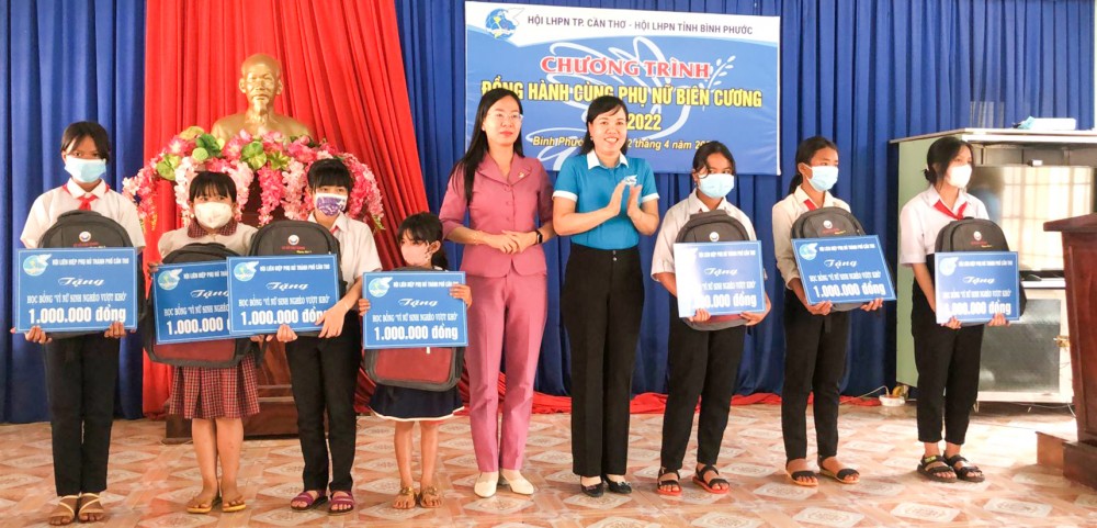 Bà Võ Kim Thoa, Chủ tịch Hội LHPN TP Cần Thơ và bà Lê Thị Thanh Loan, Chủ tịch Hội LHPN tỉnh Bình Phước trao học bổng cho học sinh nghèo vượt khó học giỏi ở xã Lộc Hòa và Lộc An, huyện Lộc Ninh.