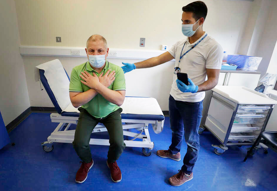 COVID-19 để lại di chứng ở nhiều bộ phận cơ thể người Điều trị hậu COVID tại một bệnh viện ở Anh. Ảnh: AP