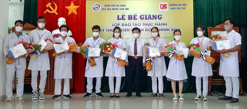 BS CKII Chu Văn Vinh, Phó Giám đốc BV trao chứng nhận hoàn thành khóa học cho các học viên.