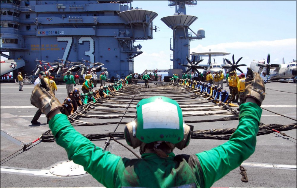 Các thủy thủ diễn tập trên tàu sân bay USS George Washington. Ảnh: Business Insider