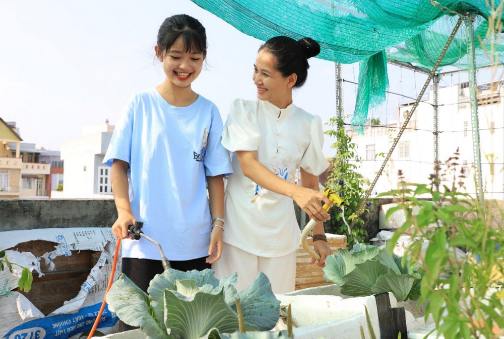 Chị Kim Huyền (quận Ninh Kiều) cùng con gái chăm sóc vườn rau.