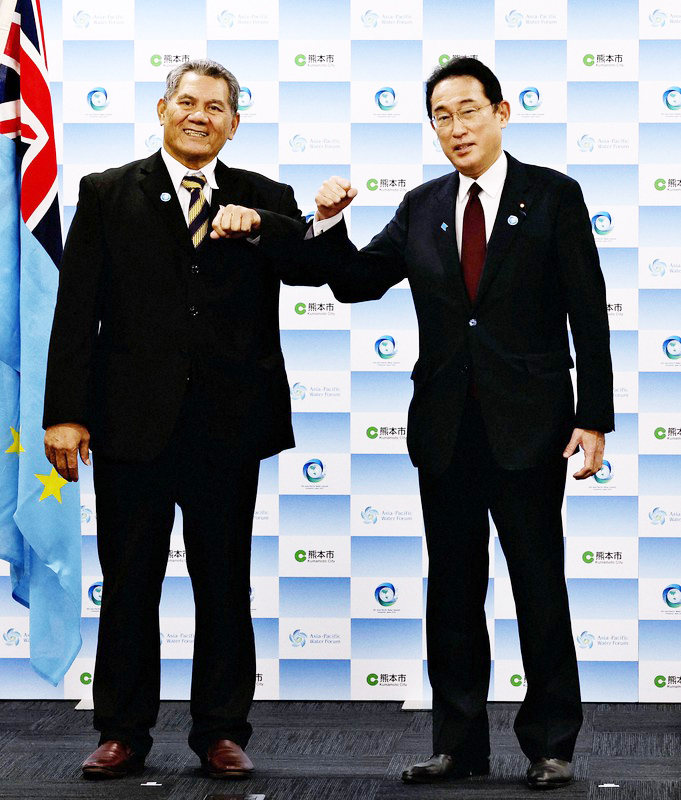 Thủ tướng Nhật Kishida (phải) và người đồng cấp Tuvalu Karors Natano. Ảnh: Kyodo