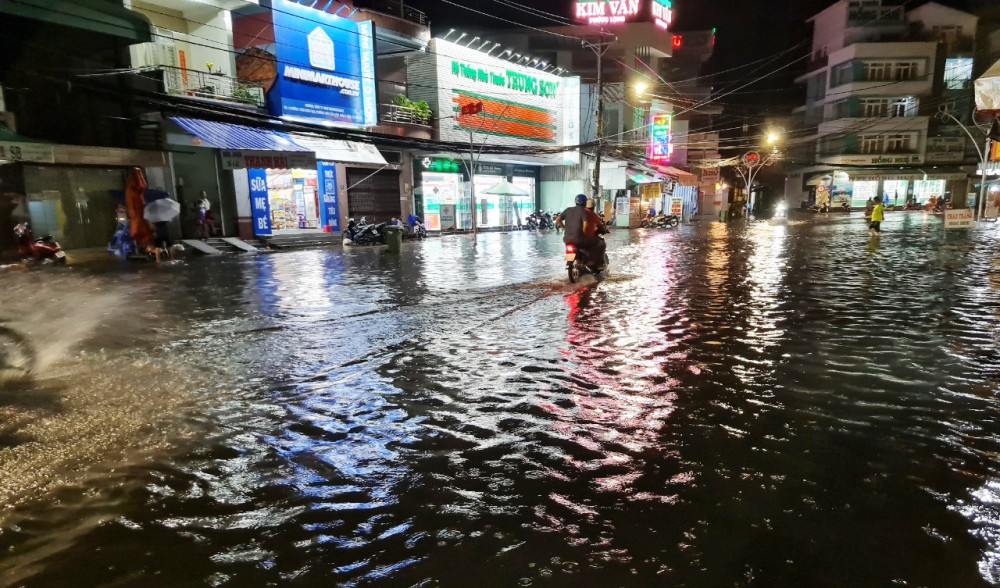 Cơn mưa trái mùa gây ngập nghẹt đường phố tại quận Ô Môn (ảnh chụp lúc 20 giờ ngày 28-3-2022).