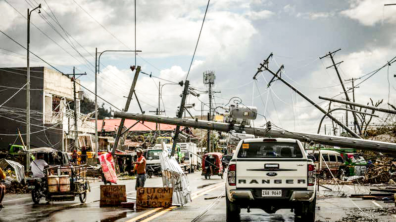 Đường phố ở Philippines tan hoang sau khi siêu bão Rai quét qua cuối năm ngoái. Ảnh: AFP