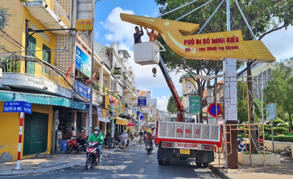 Hoạt động trang trí, chỉnh trang đô thị được triển khai thực hiện tại đường Hai Bà Trưng, sẵn sàng ra mắt Tuyến phố đi bộ Ninh Kiều.