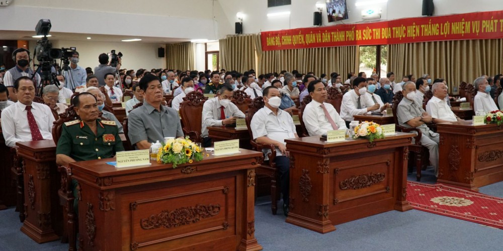 Long trọng tổ chức họp mặt kỷ niệm Ngày Giải phóng miền Nam, thống nhất đất nước; Ngày Quốc tế Lao động và 132 năm Ngày sinh Chủ tịch Hồ Chí Minh Các đại biểu dự buổi họp mặt.
