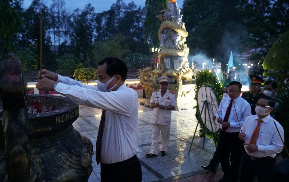 Long trọng tổ chức họp mặt kỷ niệm Ngày Giải phóng miền Nam, thống nhất đất nước; Ngày Quốc tế Lao động và 132 năm Ngày sinh Chủ tịch Hồ Chí Minh Lãnh đạo thành phố viếng Nghĩa trang Liệt sĩ thành phố.