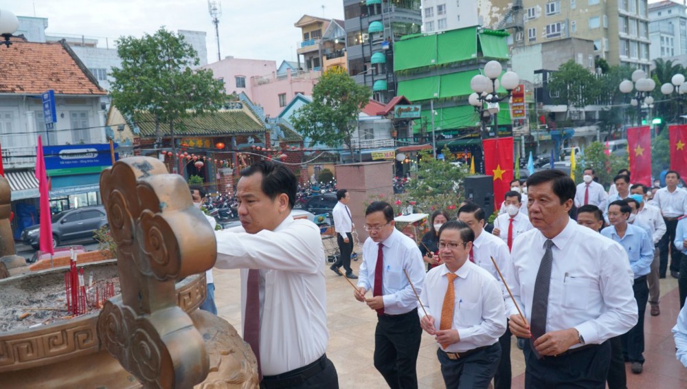 Long trọng tổ chức họp mặt kỷ niệm Ngày Giải phóng miền Nam, thống nhất đất nước; Ngày Quốc tế Lao động và 132 năm Ngày sinh Chủ tịch Hồ Chí Minh Lãnh đạo thành phố viếng Tượng đài Bác Hồ. Ảnh: ANH DŨNG