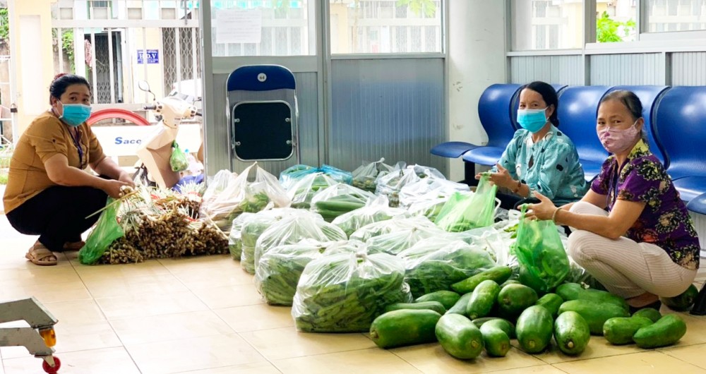 Chủ nhiệm CLB LTHTGN phường Hưng Lợi (ngồi giữa) tham gia phân phối, cấp phát rau củ, thực phẩm cho người dân trong phòng, chống dịch COVID-19.