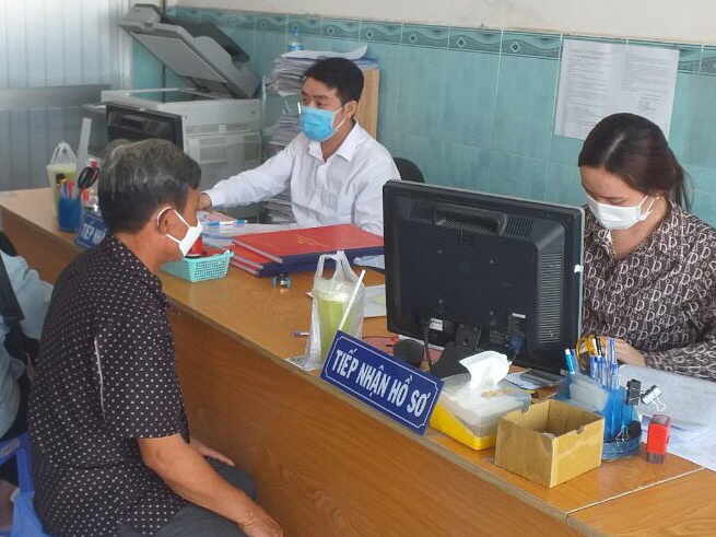 Người dân thực hiện các giao dịch về QSDĐ tại Văn phòng Công chứng Cao Việt Phương.