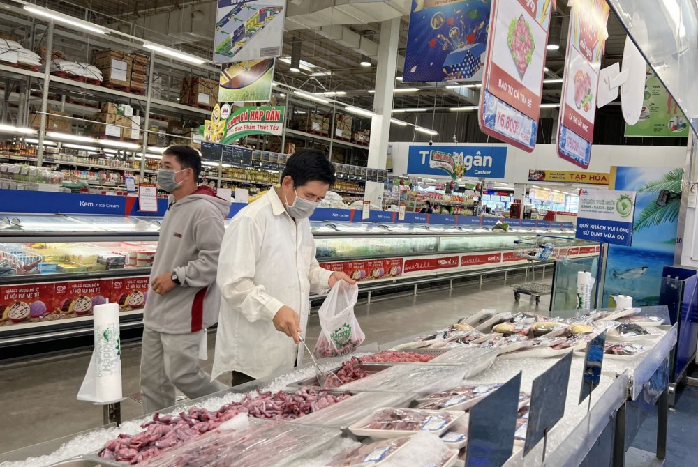 Khách hàng mua thực phẩm tại Trung tâm MM Mega Market Hưng Lợi.