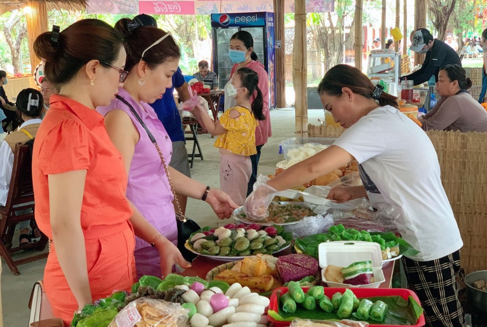 Ngày hội Bánh - Trái được Làng du lịch Mỹ Khánh tổ chức, thu hút đông đảo du khách.