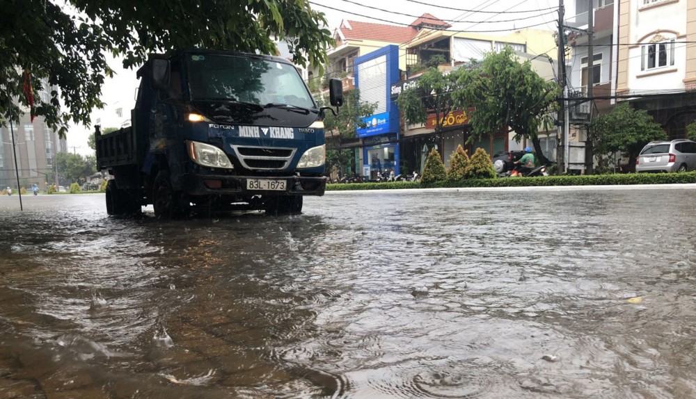 Cơn mưa lớn vào trưa 29-4-2022 gây ngập đường Trần Văn Hoài, quận Ninh Kiều, TP Cần Thơ.