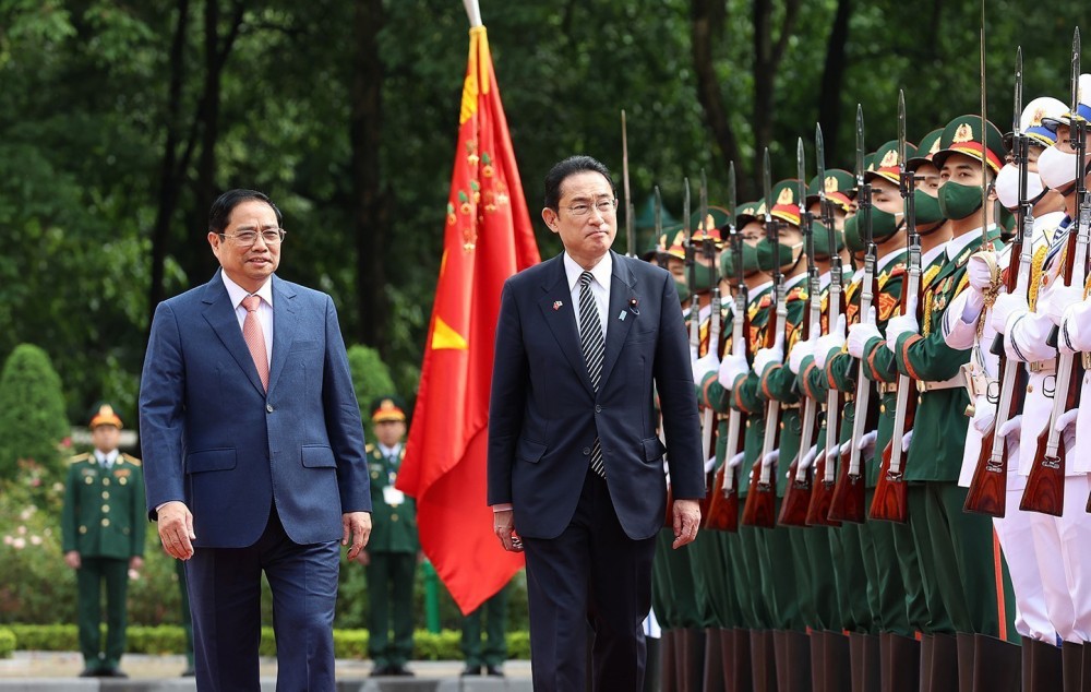 Thủ tướng Phạm Minh Chính và Thủ tướng Nhật Bản Kishida Fumio duyệt đội danh dự Quân đội nhân dân Việt Nam. Ảnh: DƯƠNG GIANG-TTXVN