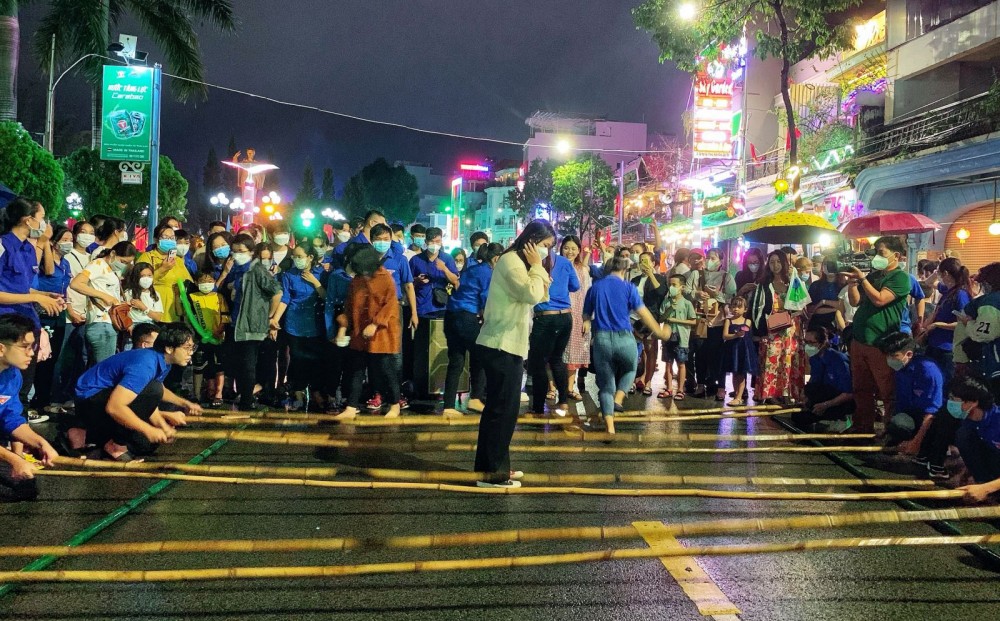 Du khách tham gia trò chơi dân gian tại Tuyến phố đi bộ Ninh Kiều. Ảnh: KIỀU MAI