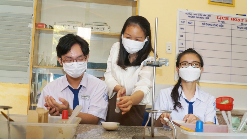 Cô Trương Thị Minh Hải hướng dẫn học sinh thực hiện các thí nghiệm.